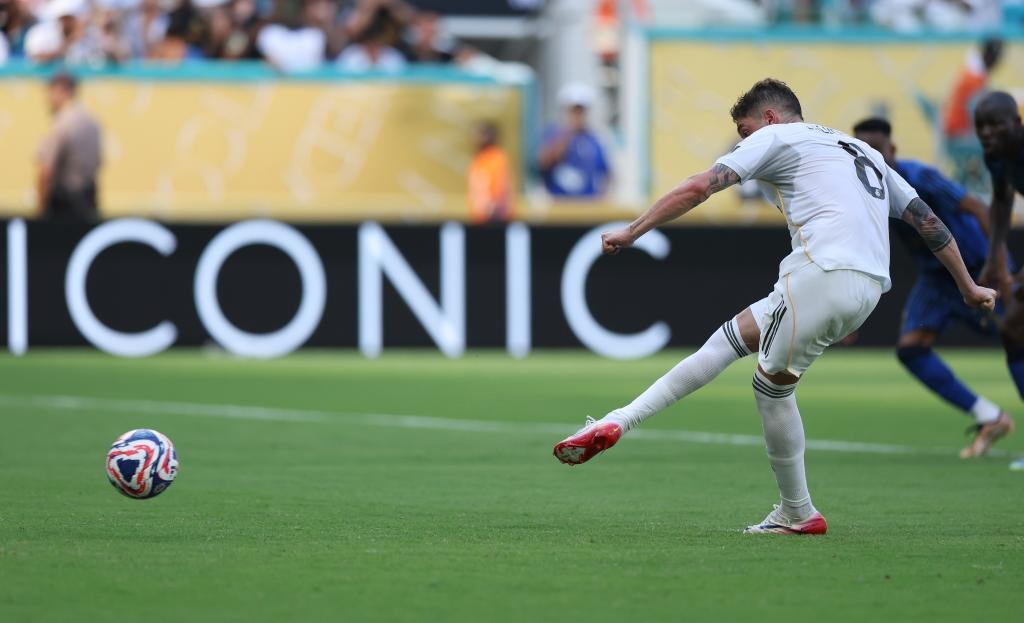 布朗尼登场就命中三分